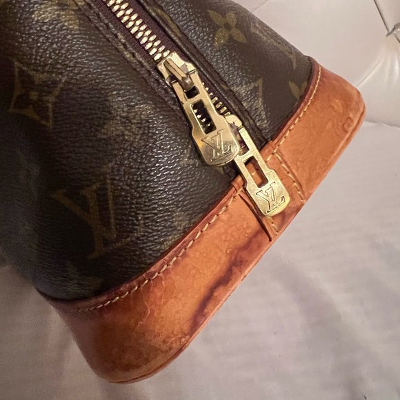 LOUIS VUITTON Monogram Alma Hand Bag - Picture 3 of 10